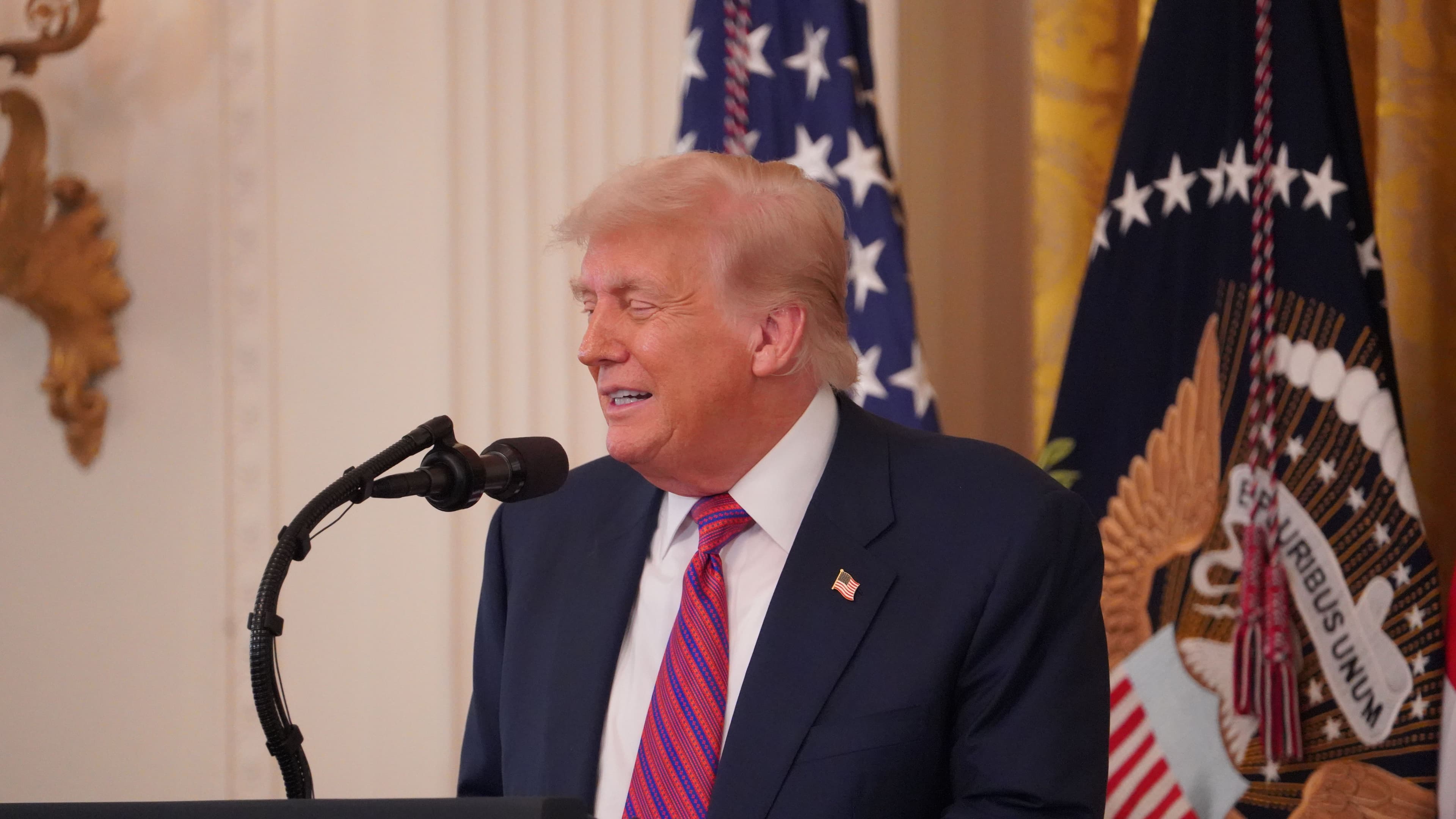 Трампа критикуют за указ, блокирующий законы штатов об ИИ