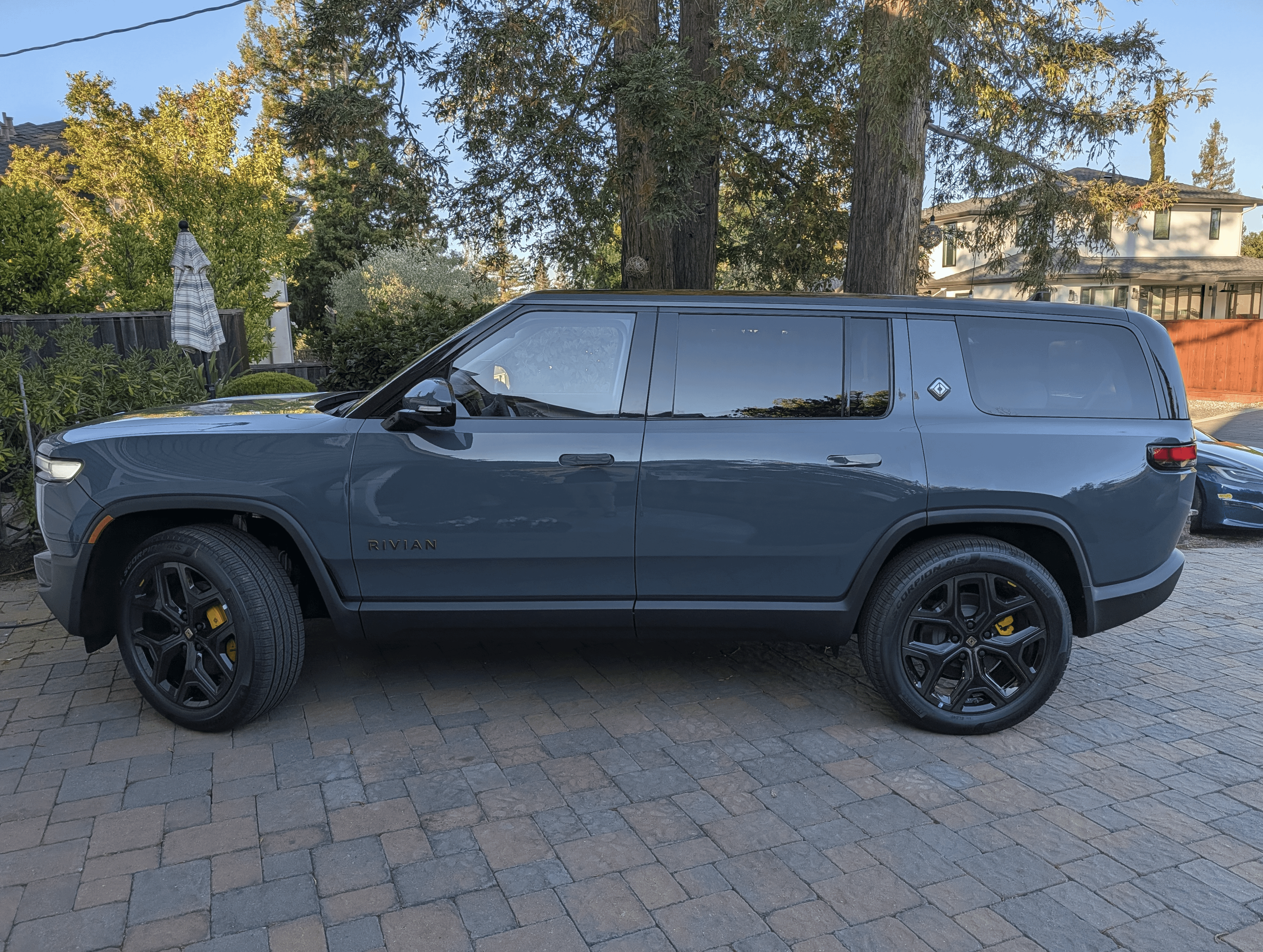 Голосовой ассистент Rivian появится в электромобилях в 2026 году